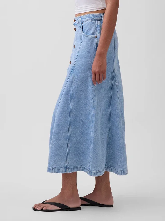 Maxikjol i denim med sömmar och knappar fram