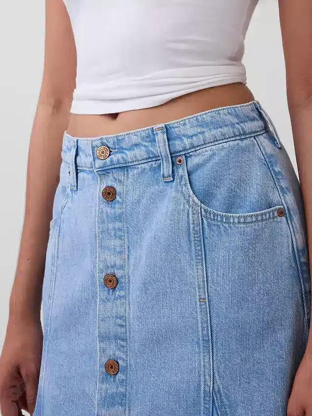 Maxikjol i denim med sömmar och knappar fram