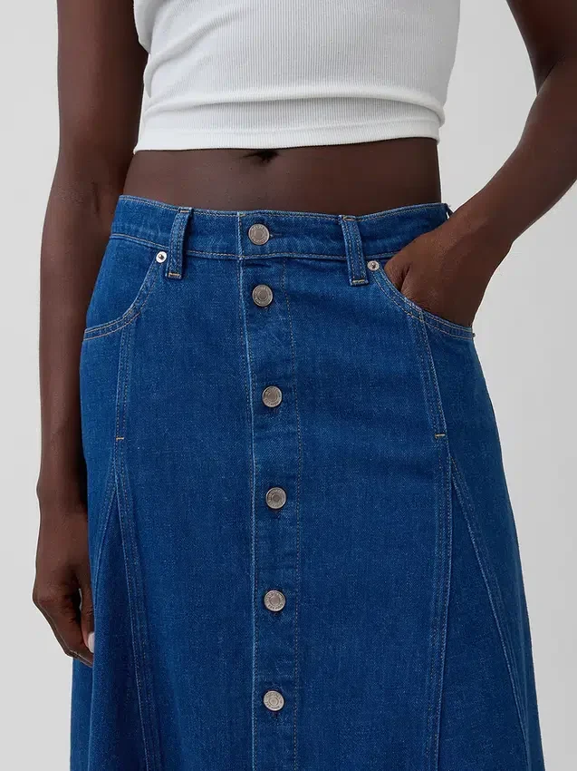 Maxikjol i denim med sömmar och knappar fram