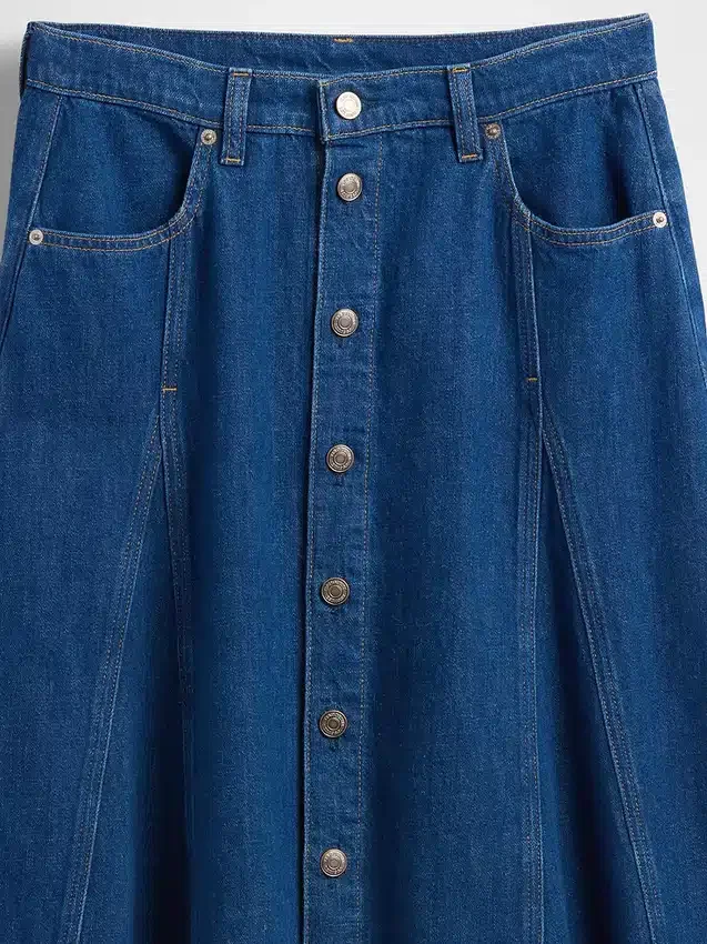 Maxikjol i denim med sömmar och knappar fram