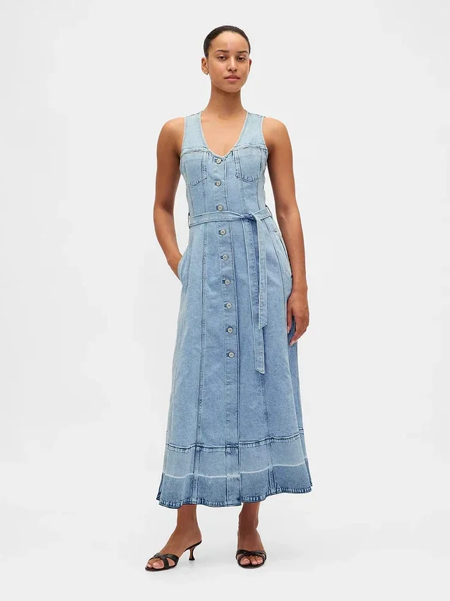 Maxiklänning i denim med knytbälte och knappar fram
