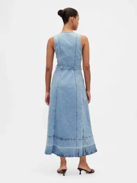 Maxiklänning i denim med knytbälte och knappar fram
