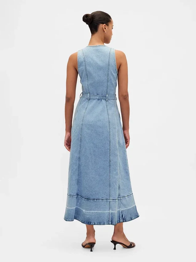 Maxiklänning i denim med knytbälte och knappar fram