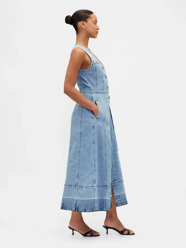 Maxiklänning i denim med knytbälte och knappar fram