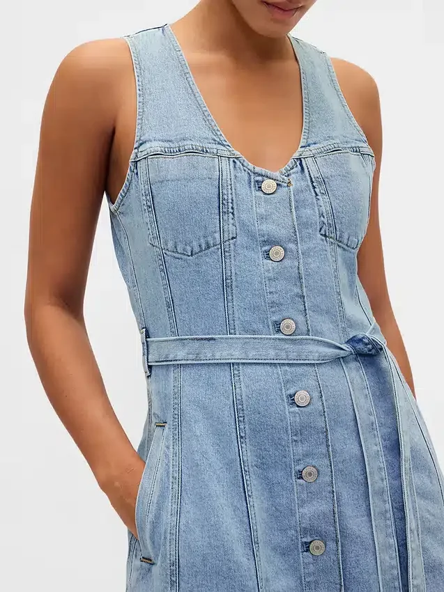 Maxiklänning i denim med knytbälte och knappar fram