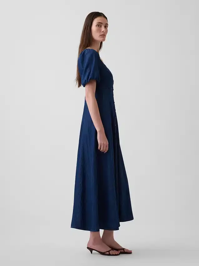 Maxiklänning i denim med puffärmar och knappar framtill