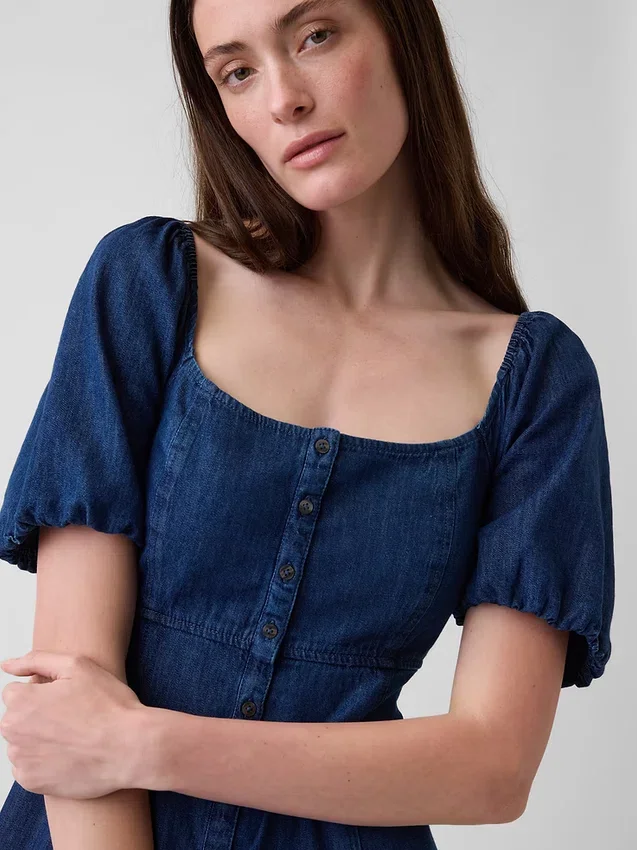 Maxiklänning i denim med puffärmar och knappar framtill