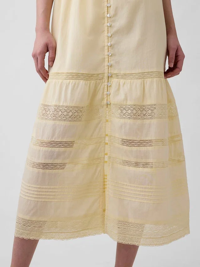 Maxiklänning i voile med spets och volanger