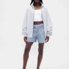 Mellanhöga, tryckta shorts i stickad denim