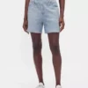 Mellanhöga, tryckta shorts i stickad denim