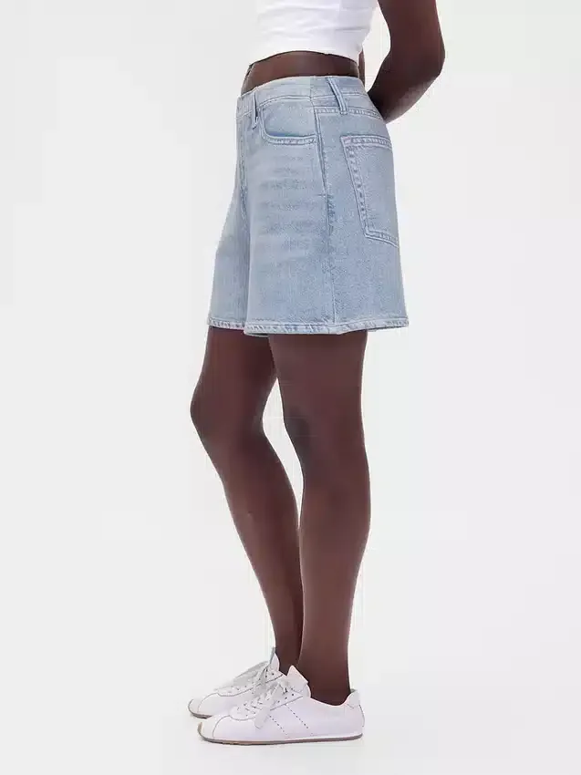 Mellanhöga, tryckta shorts i stickad denim
