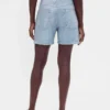 Mellanhöga, tryckta shorts i stickad denim