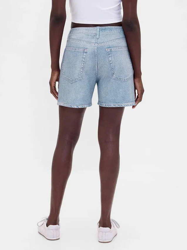 Mellanhöga, tryckta shorts i stickad denim