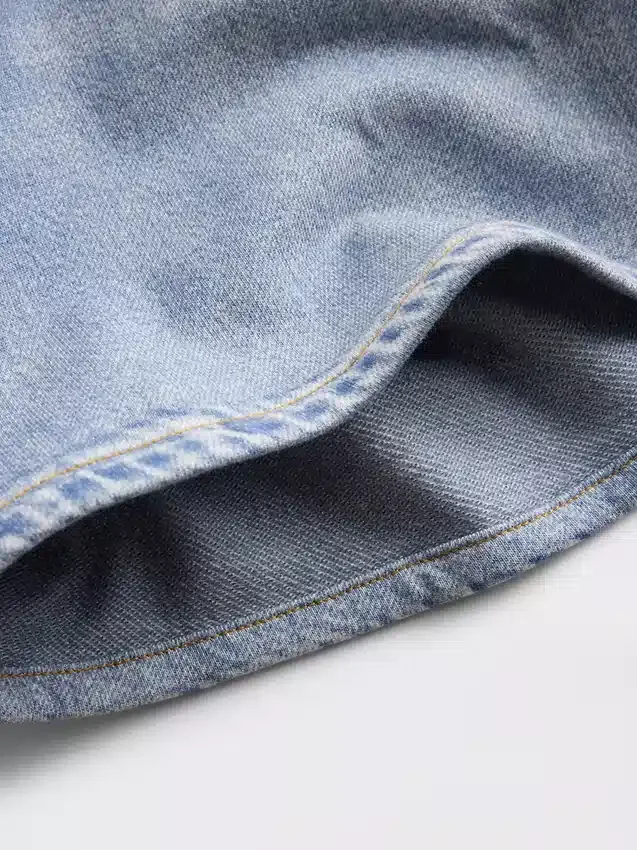 Mellanhöga, tryckta shorts i stickad denim