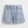 Mellanhöga, tryckta shorts i stickad denim