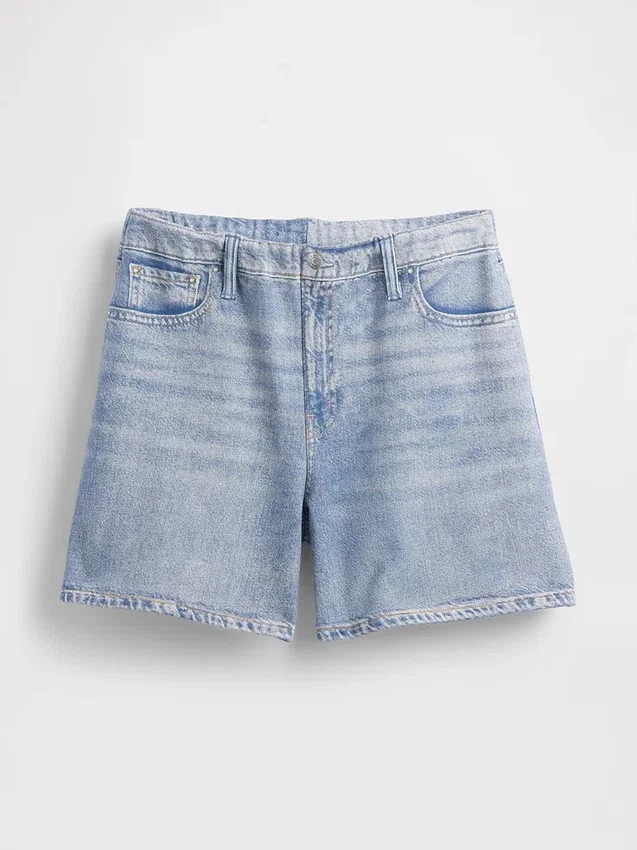 Mellanhöga, tryckta shorts i stickad denim
