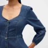 Midi-klänning i denim med hjärtformad halsringning