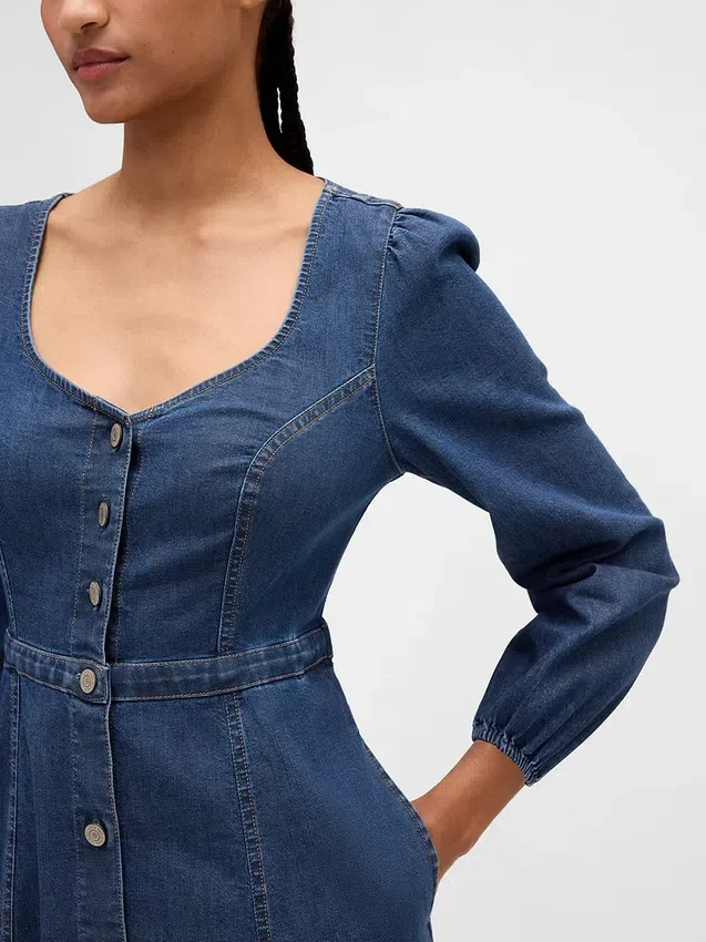 Midi-klänning i denim med hjärtformad halsringning