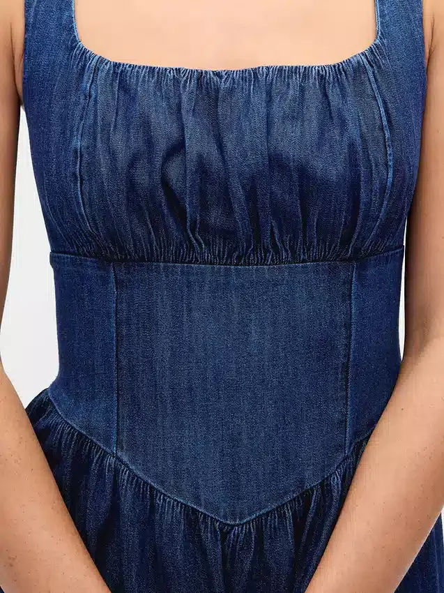 Midi-klänning i denim med korsett och nedsänkt midja
