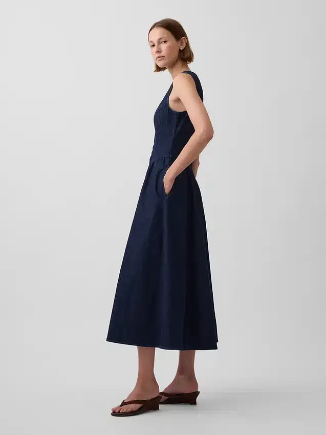 Midi-klänning i denim med nedsänkt midja