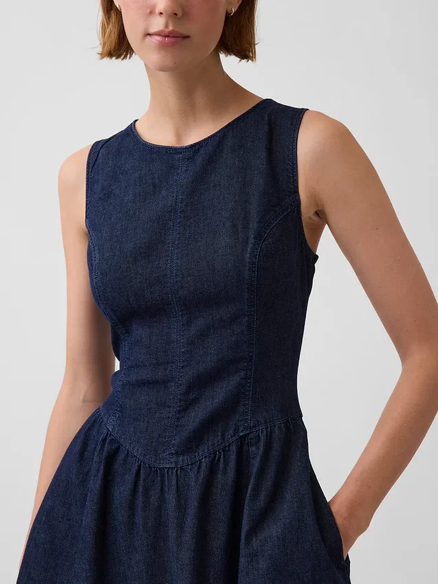 Midi-klänning i denim med nedsänkt midja