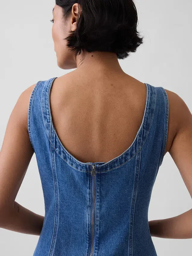 Miniklänning i denim med båthals och öppen rygg