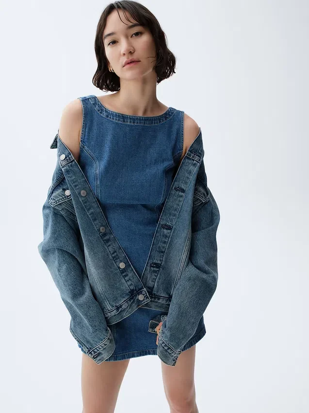 Miniklänning i denim med båthals och öppen rygg
