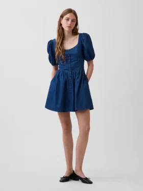 Miniklänning i denim med puffärmar och hjärtformad halsringning