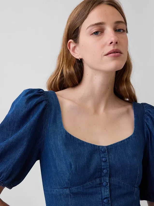 Miniklänning i denim med puffärmar och hjärtformad halsringning