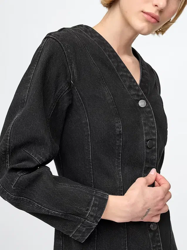 Miniklänning i denim med rörformade ärmar