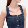 Miniklänning i denim med sömmar och knappar fram