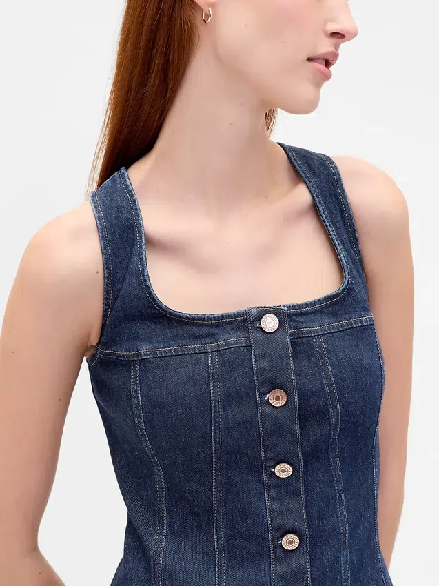 Miniklänning i denim med sömmar och knappar fram