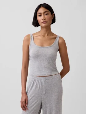 Mjuk pyjamaslinne i modal med ribbstickning