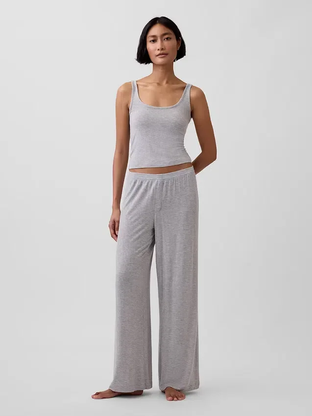 Mjuk pyjamaslinne i modal med ribbstickning