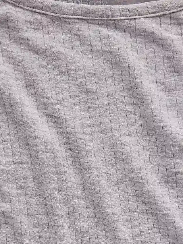 Mjuk pyjamaslinne i modal med ribbstickning