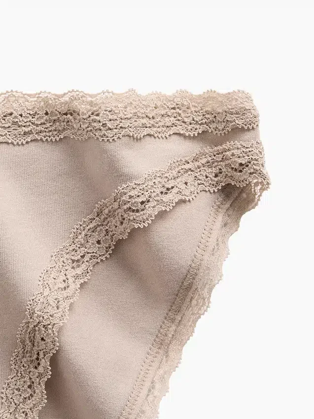 Mjukaste bikinitrosa i ekologisk stretchbomull med spetskant