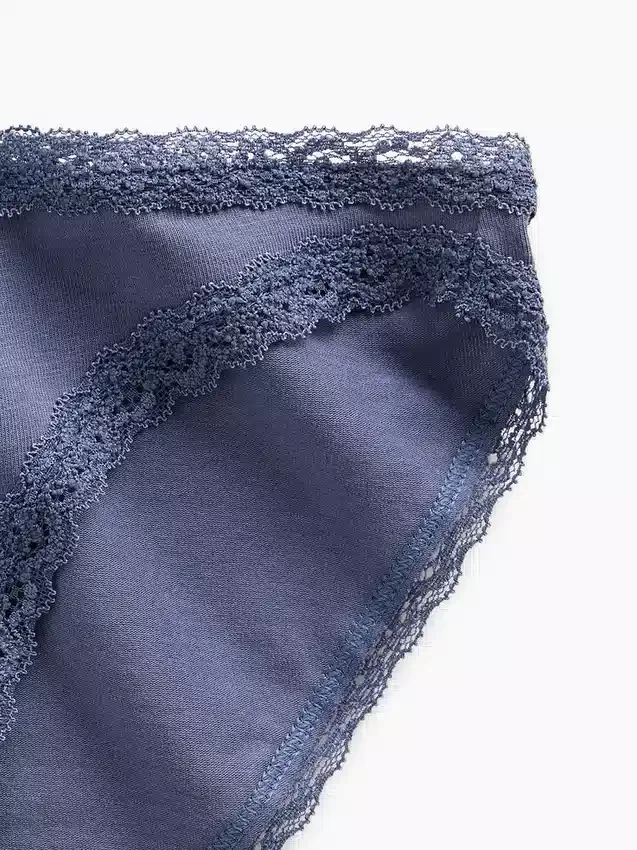 Mjukaste bikinitrosa i ekologisk stretchbomull med spetskant