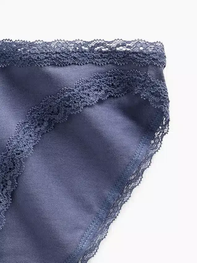Mjukaste bikinitrosa i ekologisk stretchbomull med spetskant