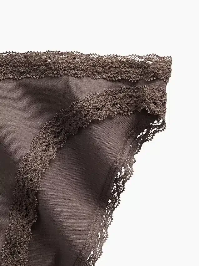 Mjukaste bikinitrosa i ekologisk stretchbomull med spetskant