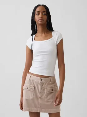 Modern kort T-shirt med fyrkantig halsringning
