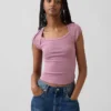 Modern kort T-shirt med fyrkantig halsringning