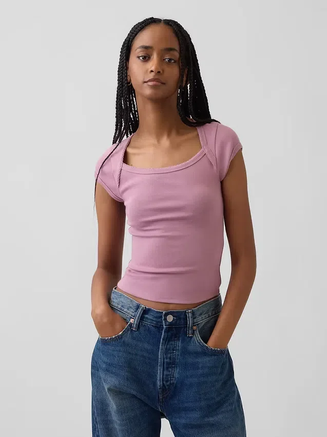Modern kort T-shirt med fyrkantig halsringning