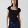 Modern kort T-shirt med fyrkantig halsringning