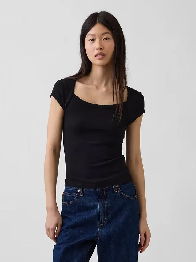 Modern kort T-shirt med fyrkantig halsringning