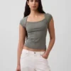 Modern kort T-shirt med fyrkantig halsringning