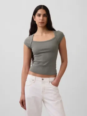 Modern kort T-shirt med fyrkantig halsringning