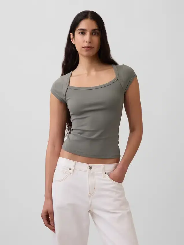 Modern kort T-shirt med fyrkantig halsringning