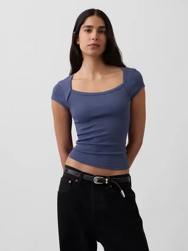 Modern kort T-shirt med fyrkantig halsringning