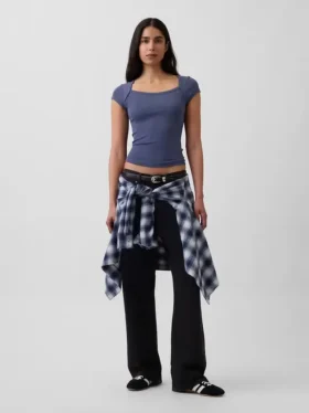 Modern kort T-shirt med fyrkantig halsringning