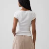 Modern kort T-shirt med fyrkantig halsringning